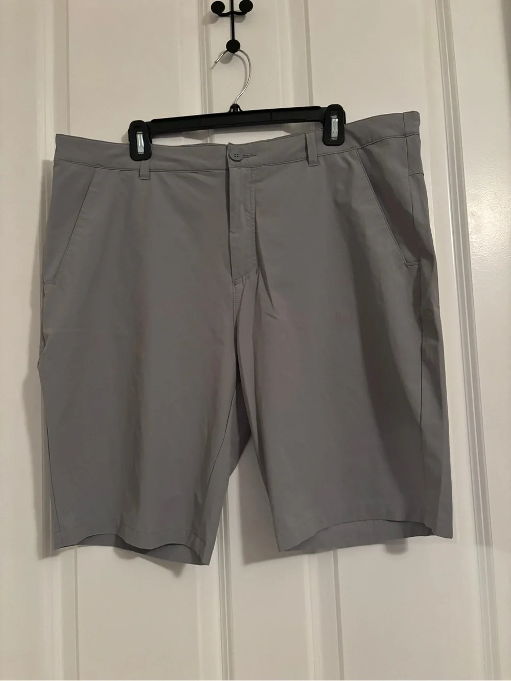 Oakley Men's Light Gray Flat Front Golf Shorts. Size 38. Regular Fit. Pockets
